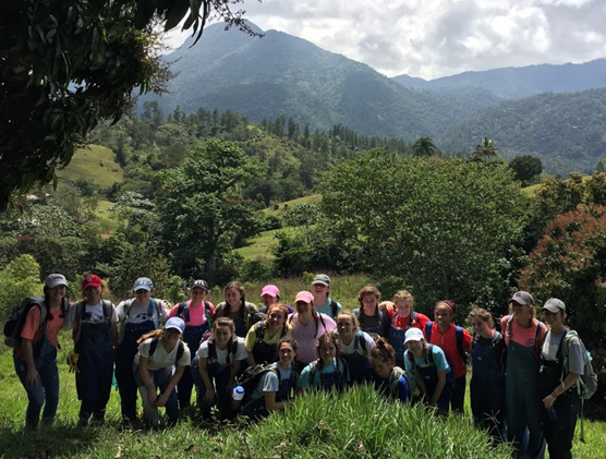 Students on Dominican Republic service trip last spring break in 2017