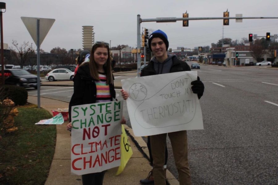 Grace+Bradley+%E2%80%9822+%28Left%29+and+her+friend+attended+the+climate+march+in+2019%2C+prior+to+COVID-19.