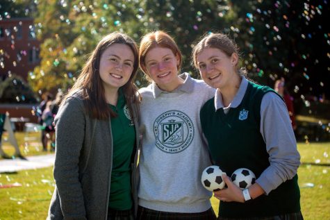 Pictured left to right: Student volunteers Eliza Kelly 24, Cate Guenther 24 and Lucy Giunta 24. 